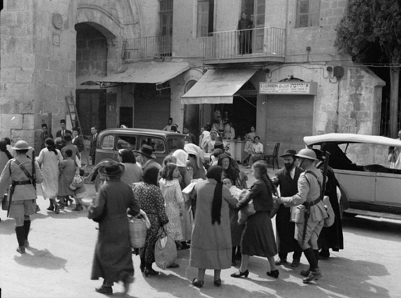 Jews_evacuate_the_Old_City,_1936-small