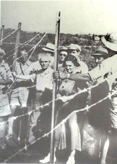 PikiWiki_Israel_53879_ben-gurion_visits_the_north_fence-small